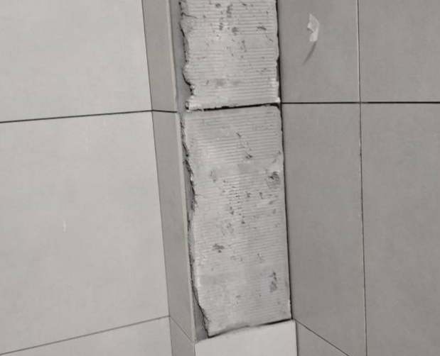 汝州瓷砖空鼓维修公司分享下瓷砖施工前基层浇水润湿程度不足，可能导致以下问题