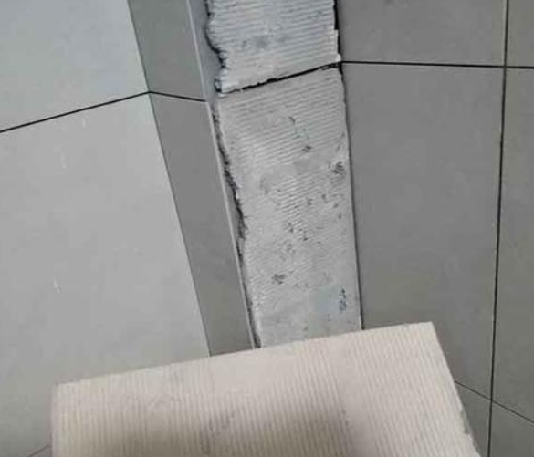汝州瓷砖空鼓维修公司分享下厨房瓷砖脱落的补救措施。